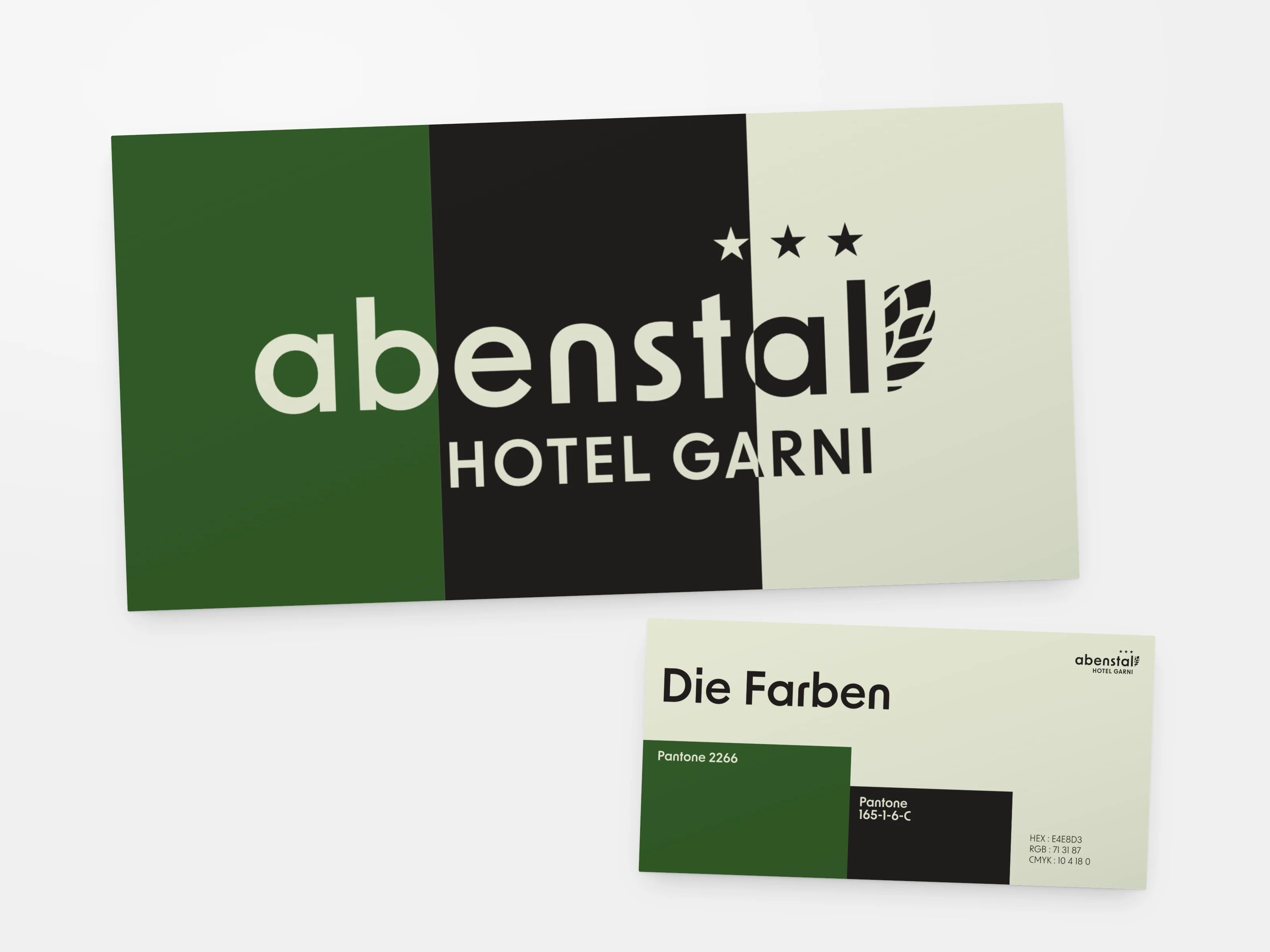 Logo eines Hotel garni auf grün, schwarz und hell, davor die Farbkarte