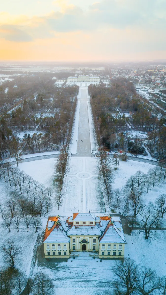 Luftbild eines Schlossparks im Winter